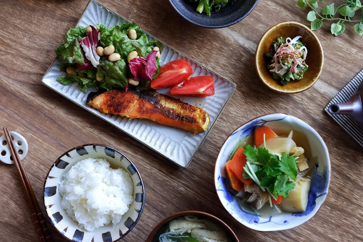 To gain weight healthily, you need a balanced diet that includes muscle and nutrients.